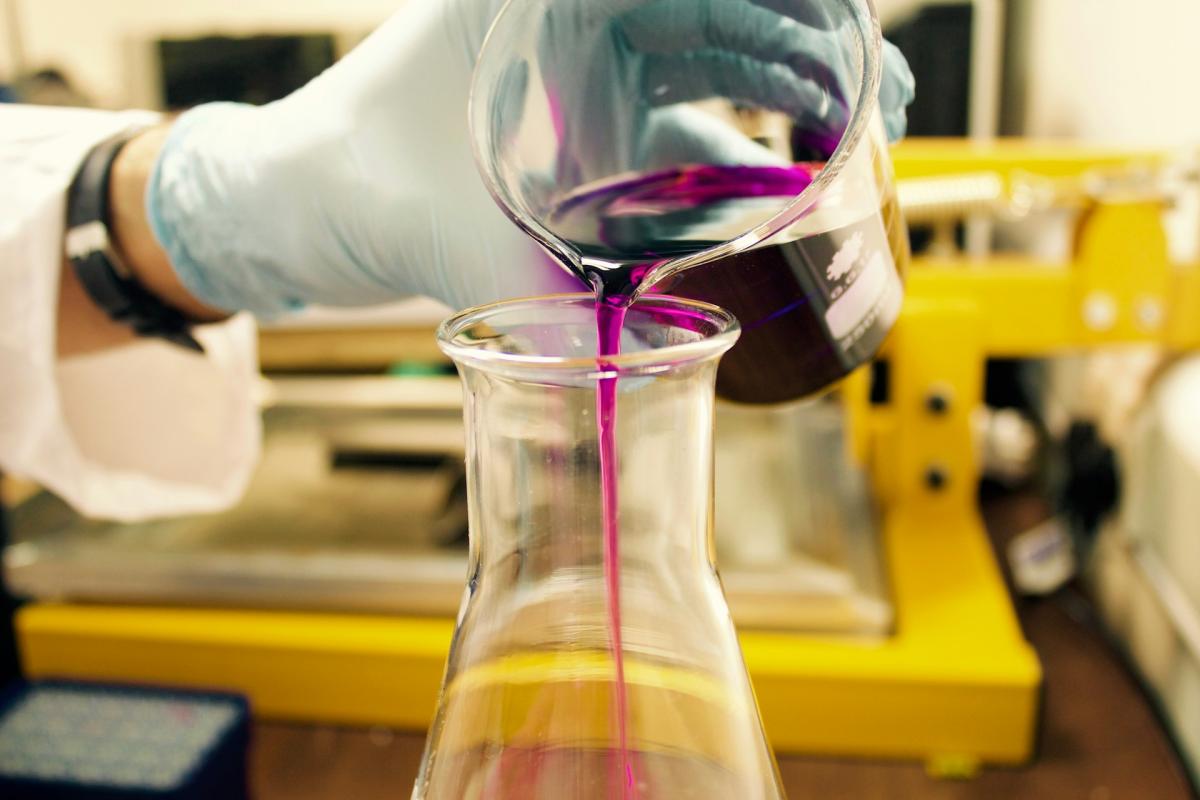 przelewanie chemii podczas jej produkcji