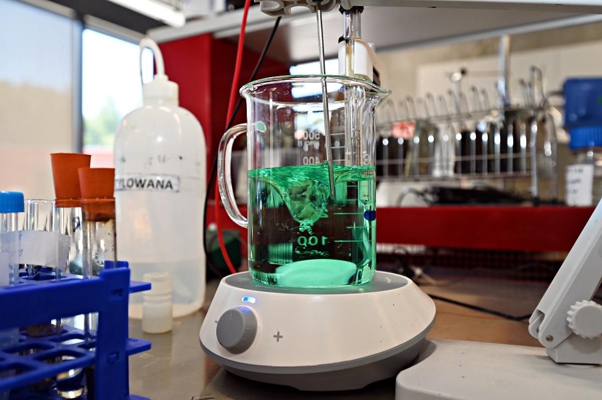 produkcja kontraktowa chemii w laboratorium chemicznym