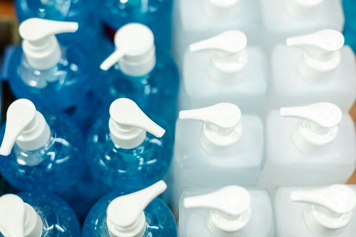 butelki z dozownikiem z chemią w środku