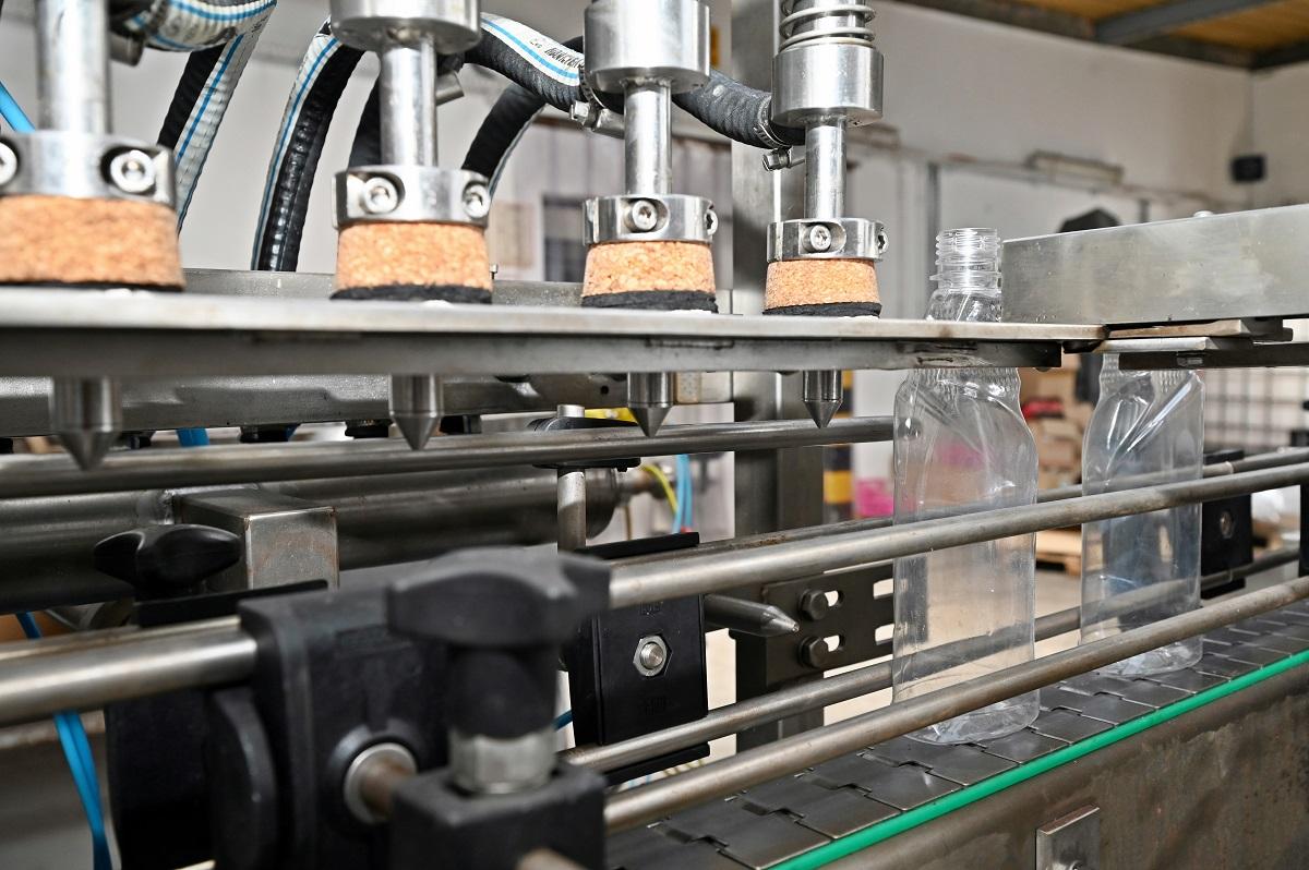 nalewanie chemii do plastikowych pojemników