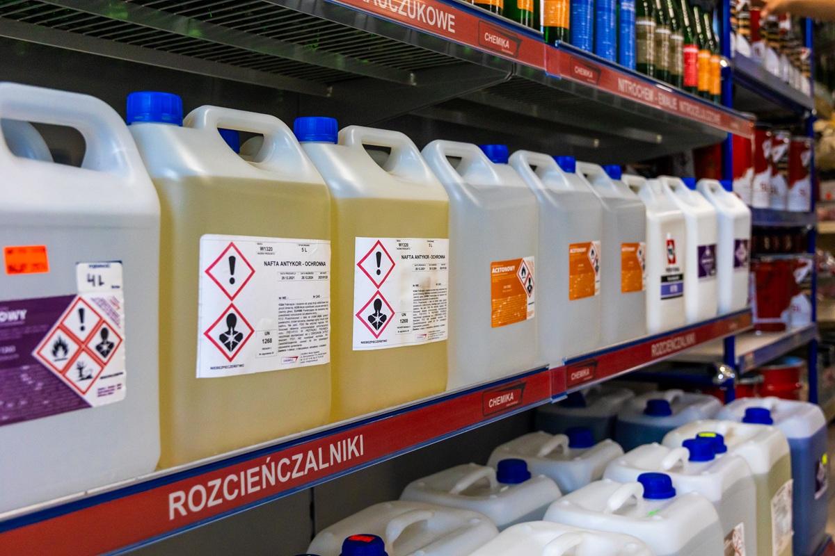 rozcieńczalniki na półce w magazynie